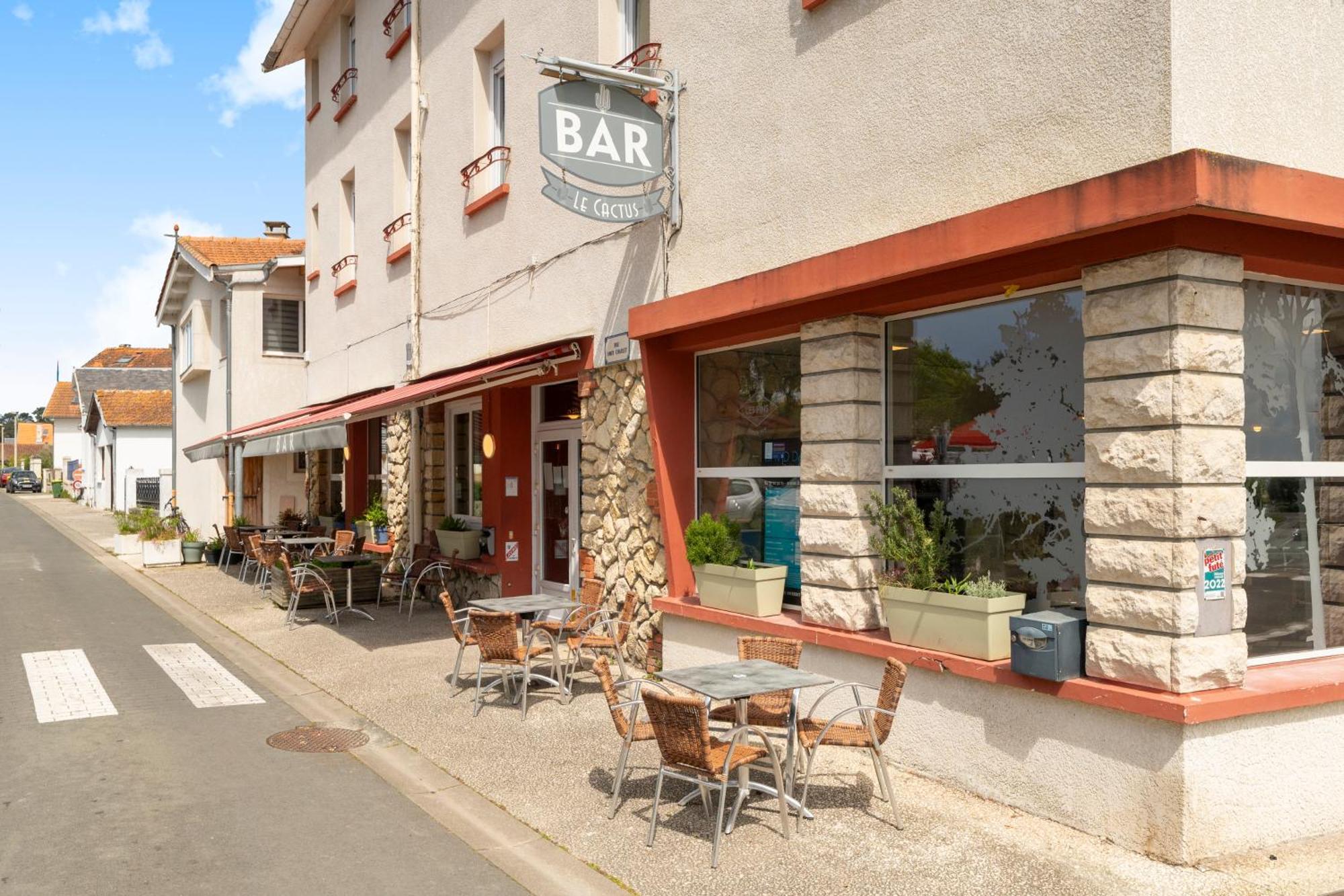 Hotel Les Pins Saint-Trojan-les-Bains Exterior photo